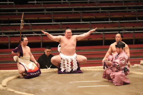 大相撲 行司の掛け声とは 仕事道具のうちわや衣装の名前は 最高位は木村庄之助さん 大相撲のブログ部屋